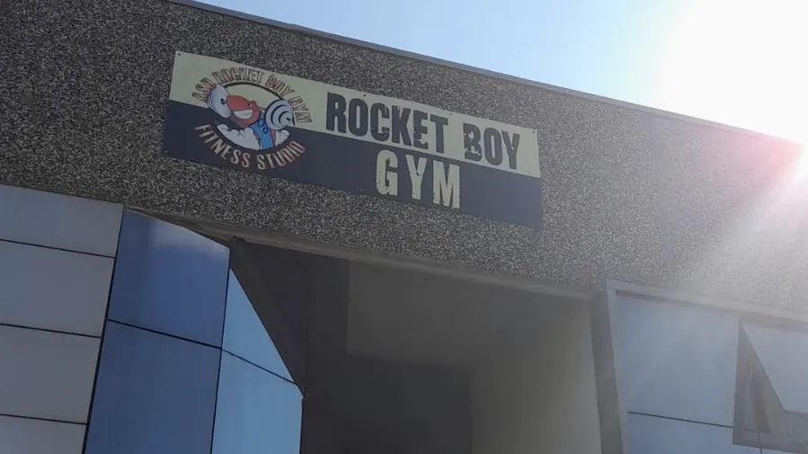 L'insegna e l'ingresso della Rocket Boy Gym