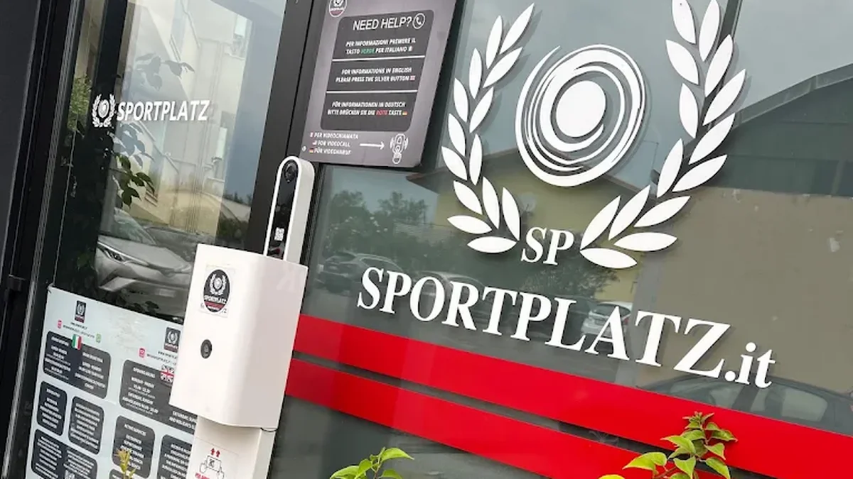 L'ingresso a vetri di Sportplatz a Peschiera del Garda