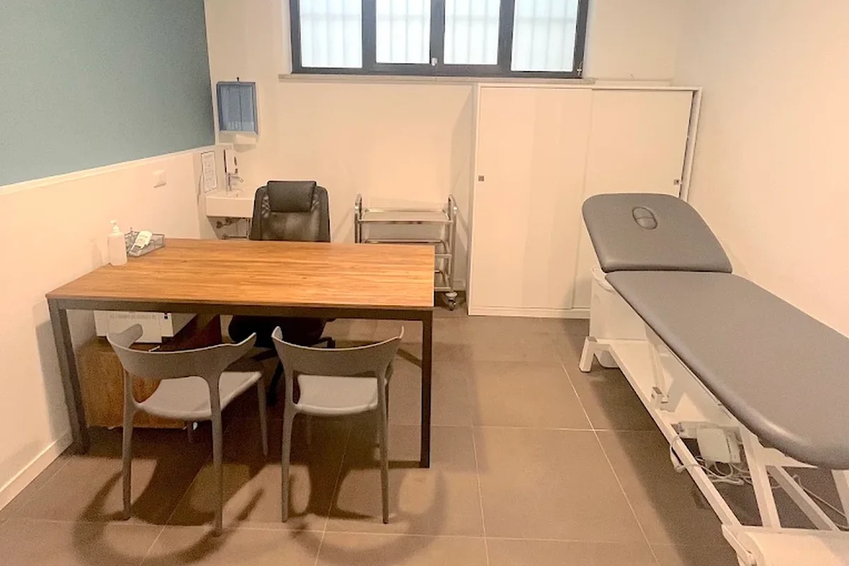 Lo studio ai Poliambulatori BONAMED: scrivania, lettino e lavabo
