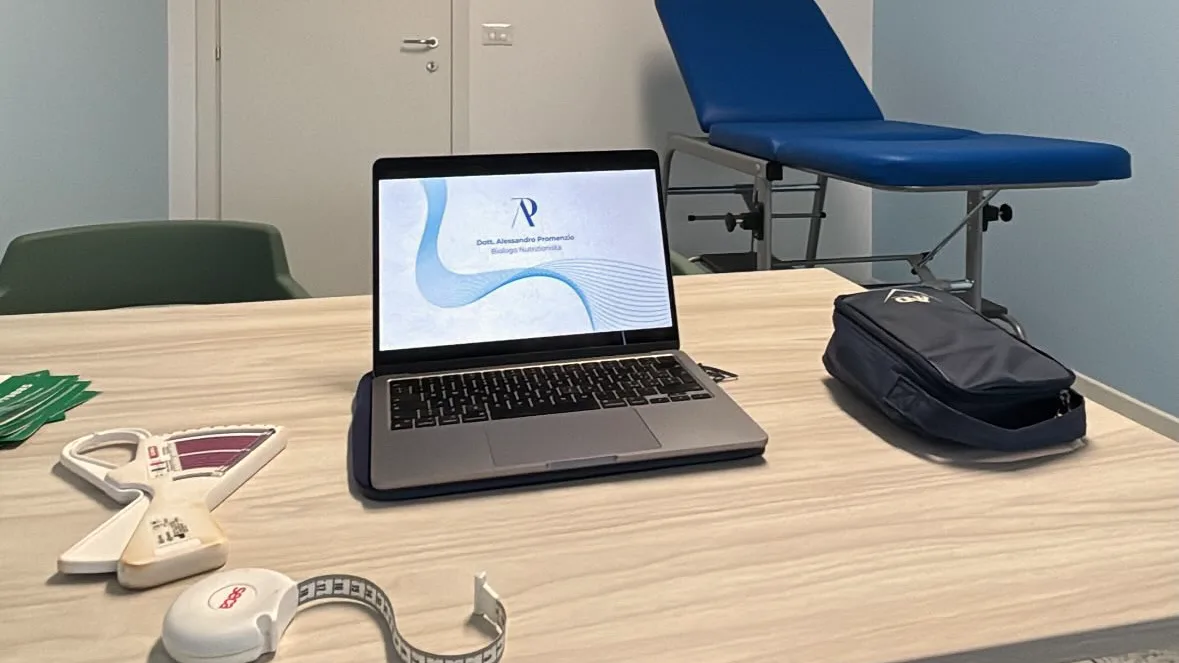 Lo studio ai Poliambulatori ValpoFitness: scrivania con il portatile, plicometro, metro e lettino